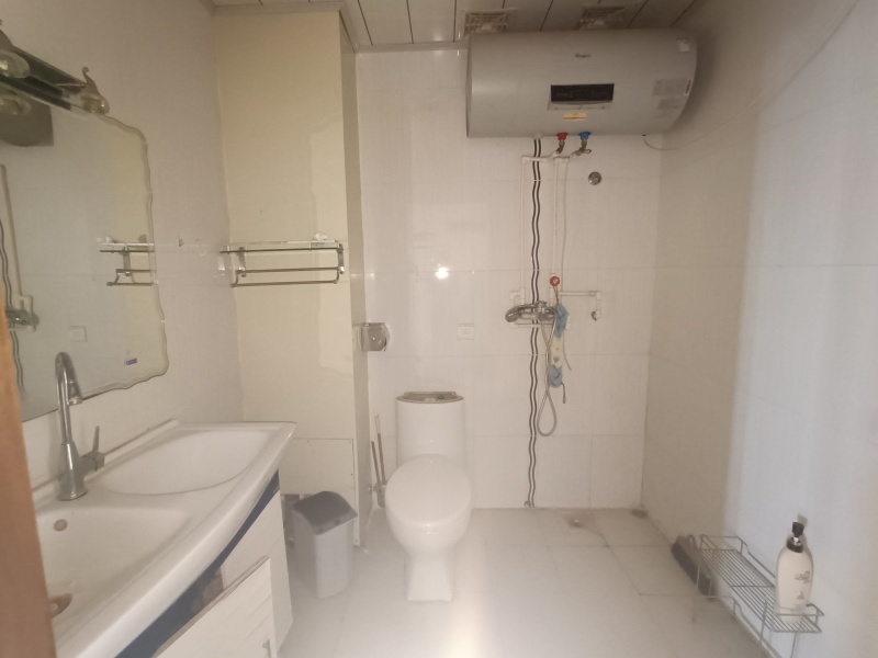 5室2廳2陽臺 世紀(jì)城元春苑衛(wèi)生間