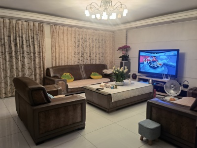 5室2廳3陽(yáng)臺(tái) 西麗園客廳