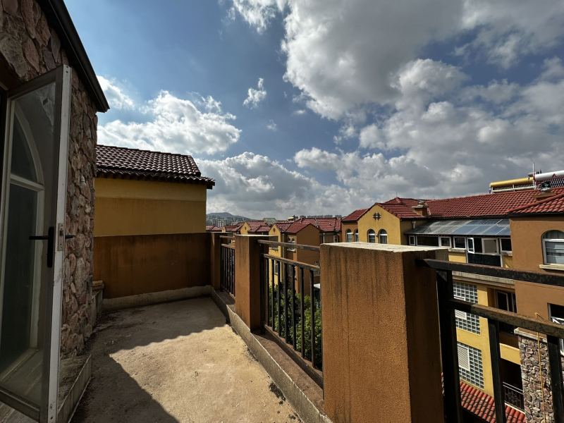 6室3廳 東鳴佳苑別墅陽(yáng)臺(tái)