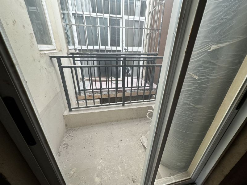 6室3廳 東鳴佳苑別墅陽(yáng)臺(tái)