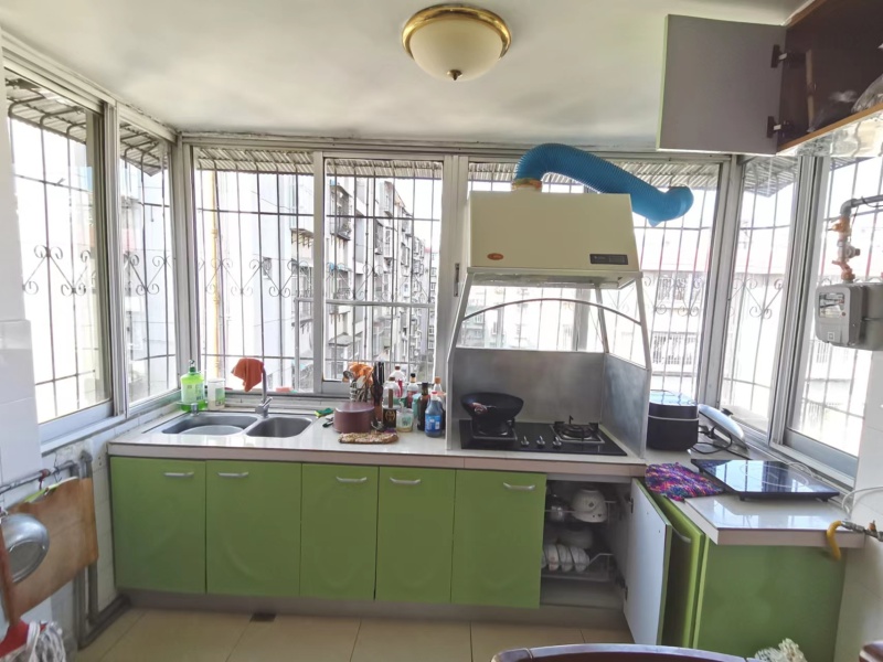 4室2廳1陽臺 秋苑小區(qū)廚房