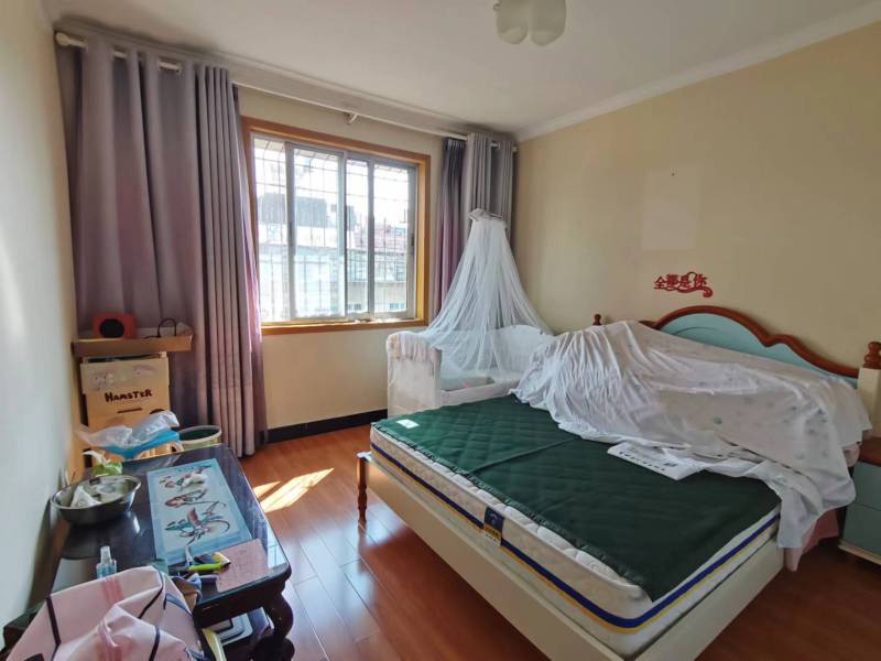 4室2廳1陽臺 秋苑小區(qū)臥室