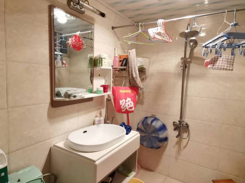 4室2廳1陽臺 秋苑小區(qū)衛(wèi)生間