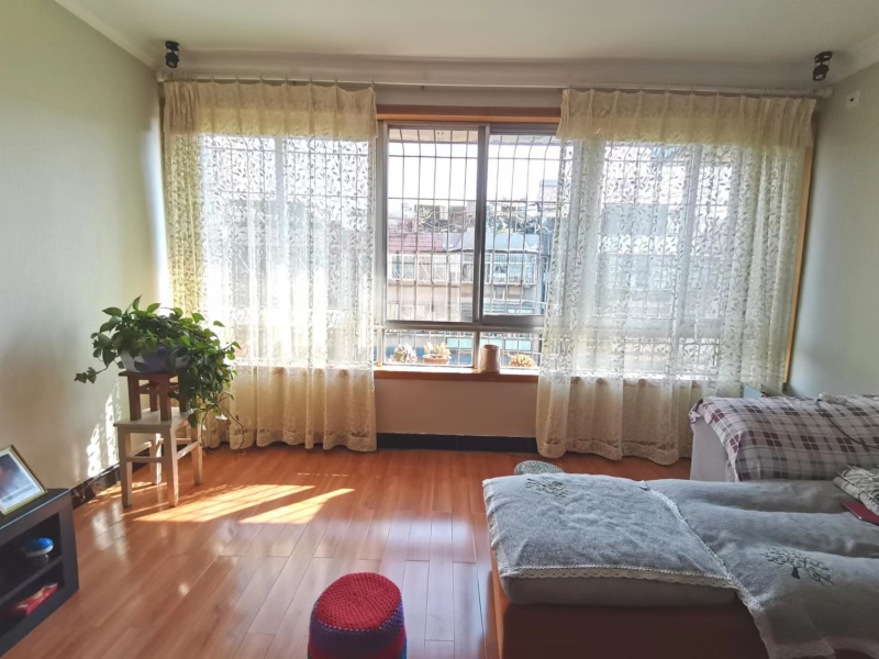 4室2廳1陽臺 秋苑小區(qū)陽臺