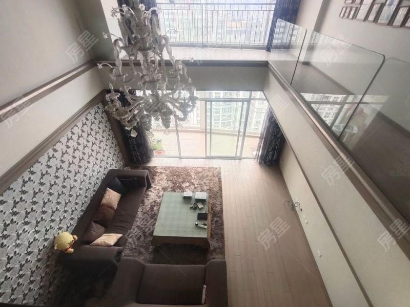 5室2廳2陽臺 中央麗城客廳