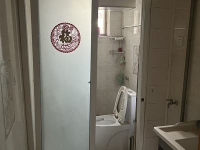 4室2廳1陽臺 圓西路85號衛(wèi)生間