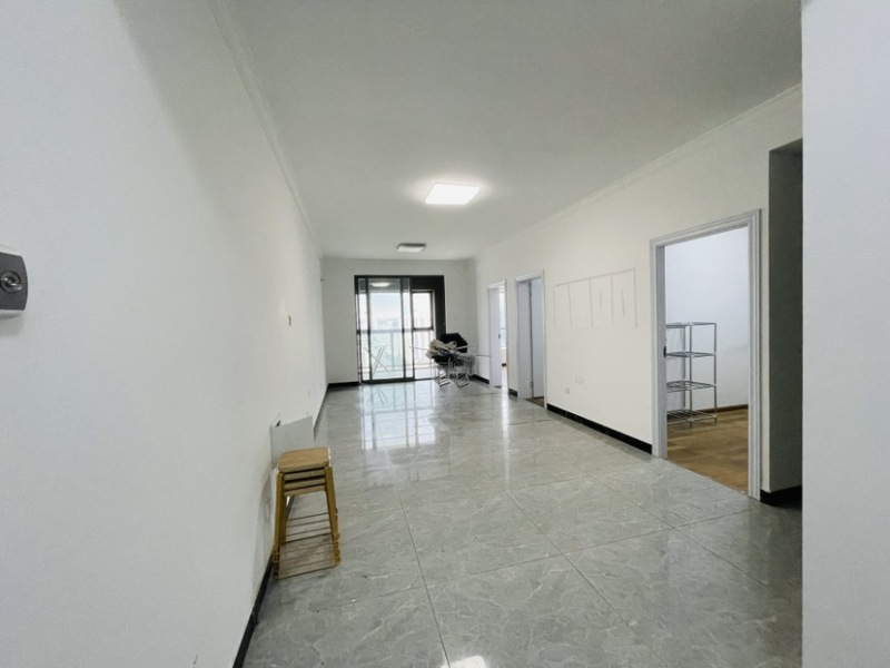 3室2廳1陽(yáng)臺(tái) 人民路壹號(hào)廣場(chǎng)(壹號(hào)歡樂(lè)城)客廳