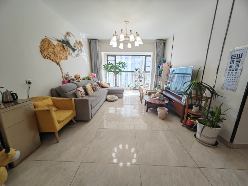 3室2廳2陽(yáng)臺(tái) 金科陽(yáng)光里客廳