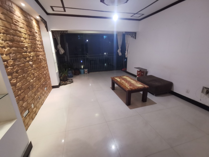 4室2廳1陽臺(tái) 東驤神駿一期客廳