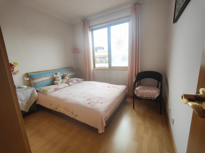 4室2廳1陽(yáng)臺(tái) 云大東二院家屬區(qū)客廳