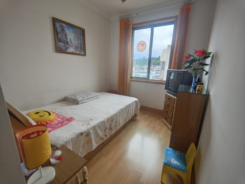 4室2廳1陽(yáng)臺(tái) 云大東二院家屬區(qū)客廳