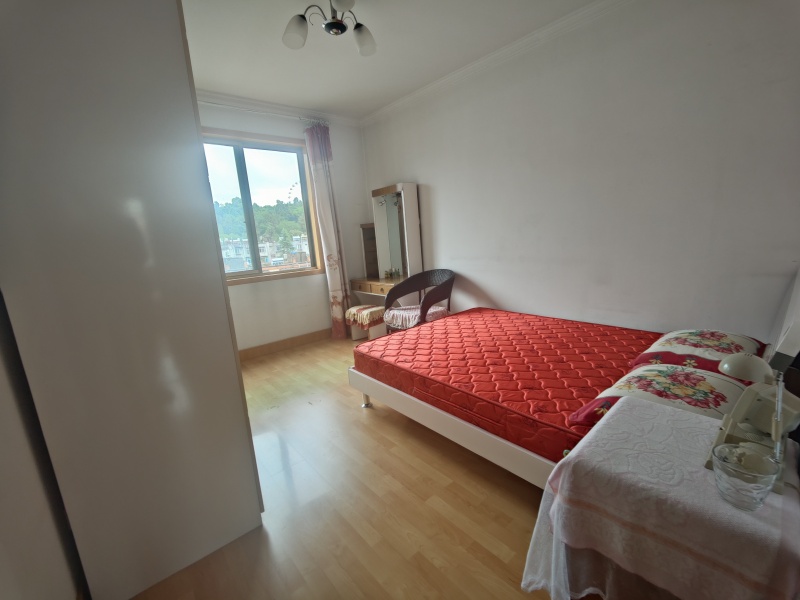 4室2廳1陽(yáng)臺(tái) 云大東二院家屬區(qū)客廳