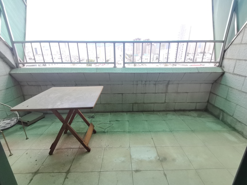 5室2廳5陽(yáng)臺(tái) 春苑花園陽(yáng)臺(tái)