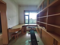 5室2廳5陽(yáng)臺(tái) 春苑花園臥室