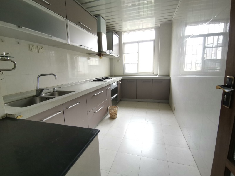 5室2廳2陽(yáng)臺(tái) 騰龍?jiān)窂N房