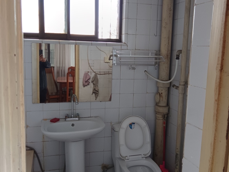 3室2廳2陽臺 紅塔花園衛(wèi)生間