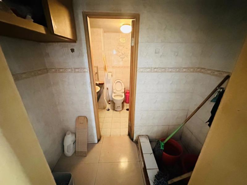 4室2廳3陽臺(tái) 東華小區(qū)衛(wèi)生間