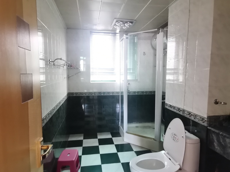 5室2廳5陽(yáng)臺(tái) 春苑花園衛(wèi)生間