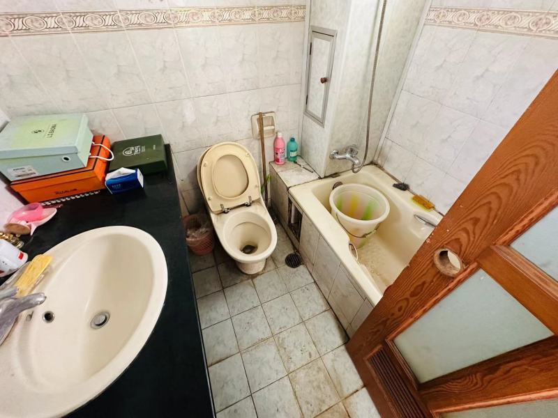 4室2廳3陽臺(tái) 東華小區(qū)衛(wèi)生間