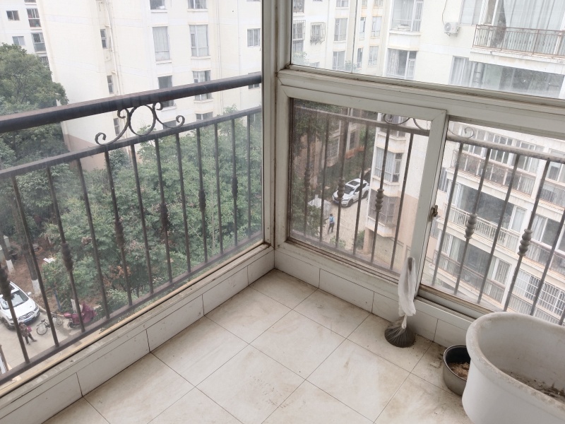 5室2廳2陽(yáng)臺(tái) 經(jīng)緯花園其他