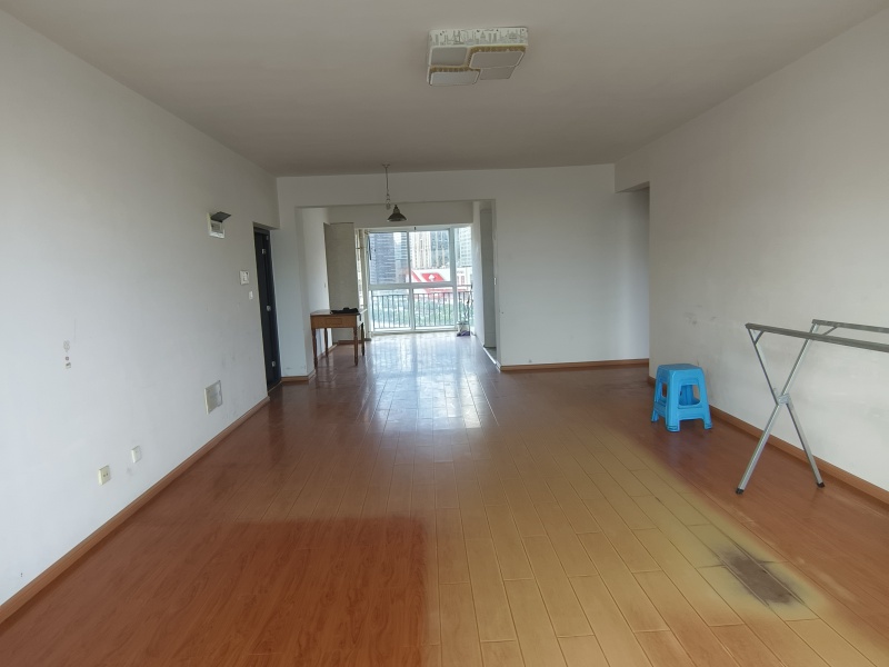 4室2廳2陽臺 廣源小區(qū)一組團客廳