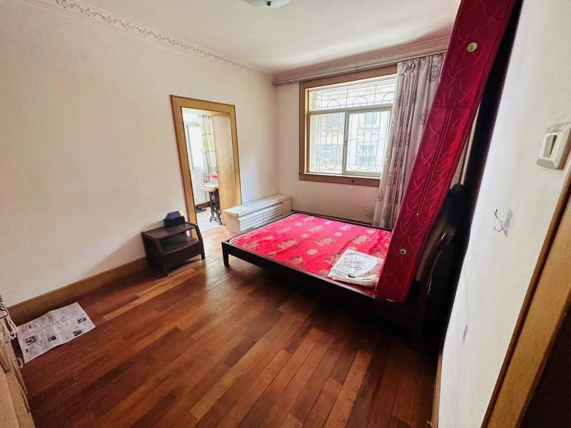 4室2廳3陽臺(tái) 東華小區(qū)臥室