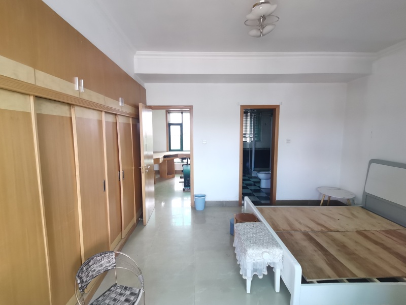 5室2廳5陽(yáng)臺(tái) 春苑花園臥室