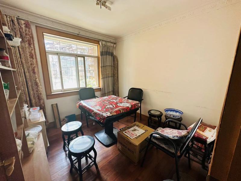 4室2廳3陽臺(tái) 東華小區(qū)臥室