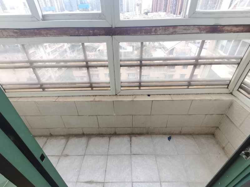 5室2廳5陽(yáng)臺(tái) 春苑花園陽(yáng)臺(tái)