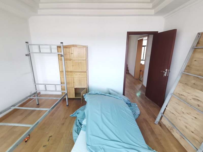 5室2廳5陽(yáng)臺(tái) 春苑花園臥室