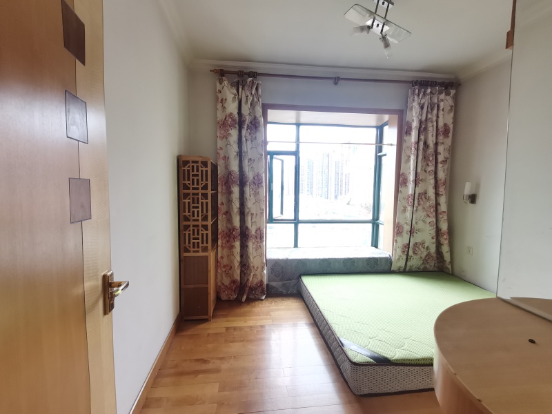 5室2廳5陽(yáng)臺(tái) 春苑花園臥室