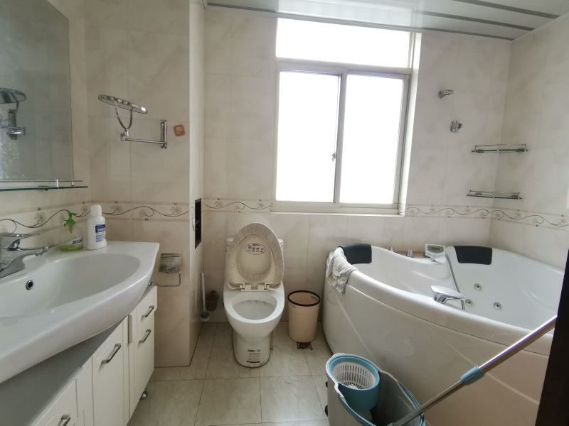 5室2廳2陽(yáng)臺(tái) 騰龍?jiān)沸l(wèi)生間