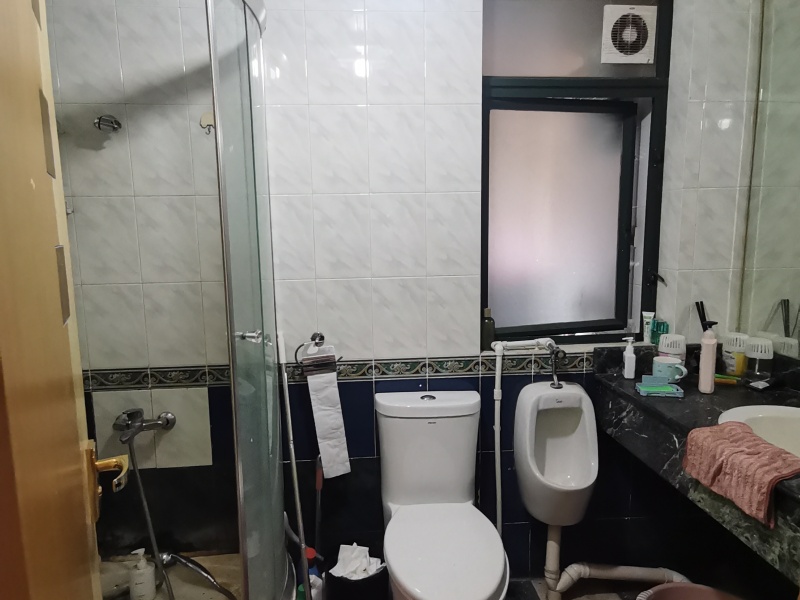 5室2廳5陽(yáng)臺(tái) 春苑花園衛(wèi)生間