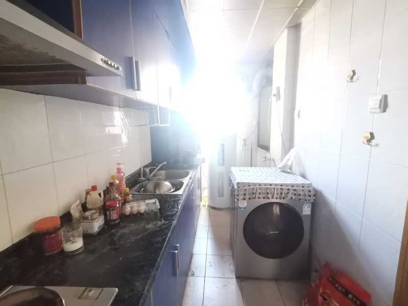 5室2廳5陽(yáng)臺(tái) 春苑花園廚房