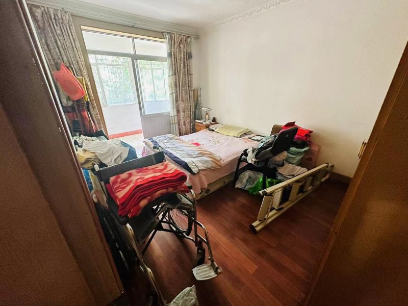 4室2廳3陽臺(tái) 東華小區(qū)臥室