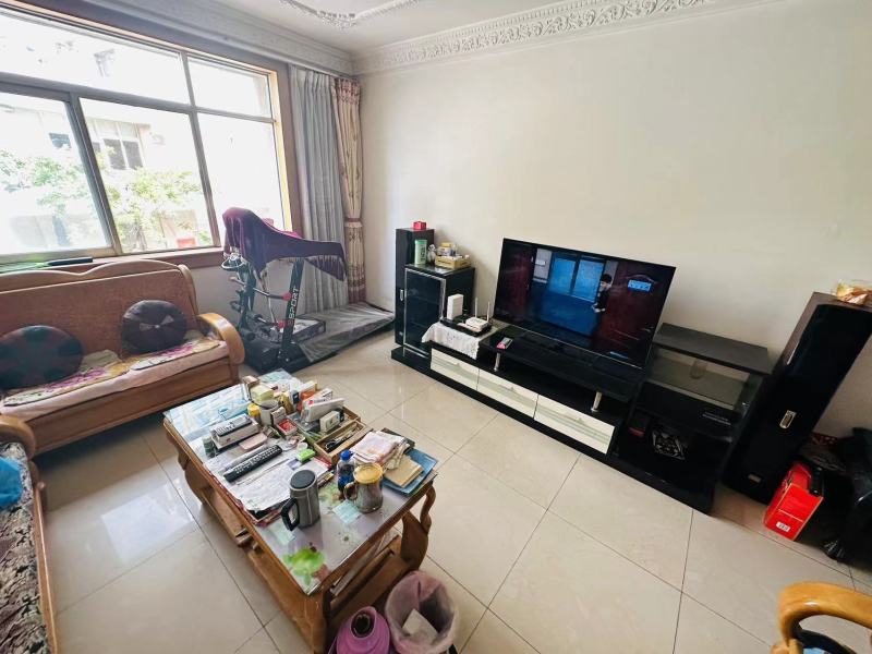 4室2廳3陽臺(tái) 東華小區(qū)客廳