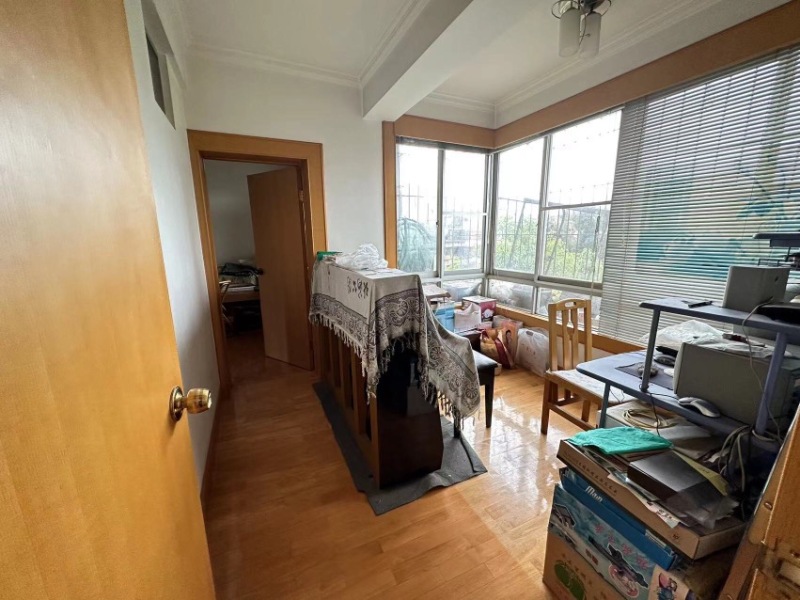 4室2廳2陽臺 貴研小區(qū)臥室