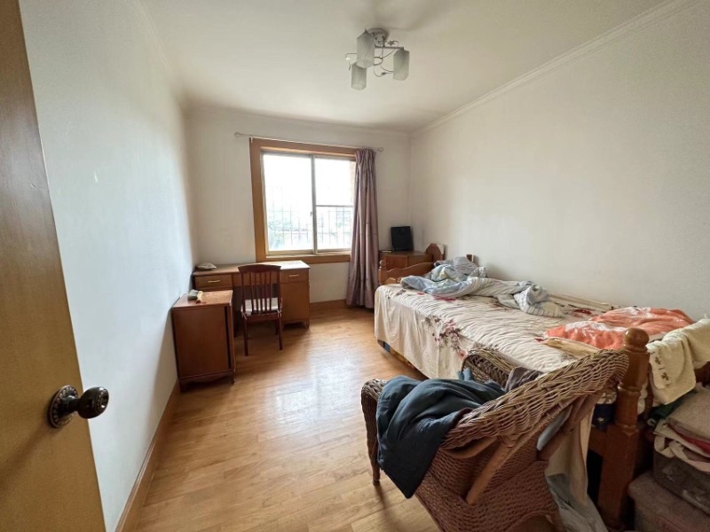 4室2廳2陽臺 貴研小區(qū)臥室