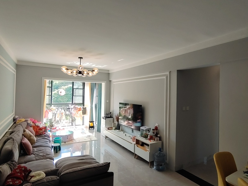 3室2廳2陽臺(tái) 山水融城客廳