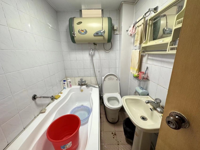 4室2廳2陽臺 貴研小區(qū)衛(wèi)生間