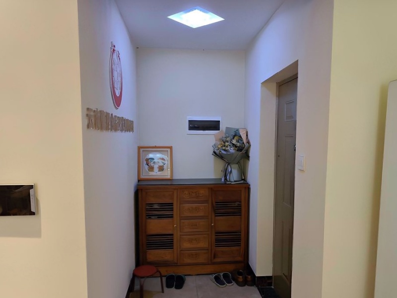 4室2廳2陽臺(tái) 萬宏國(guó)際一期門廳