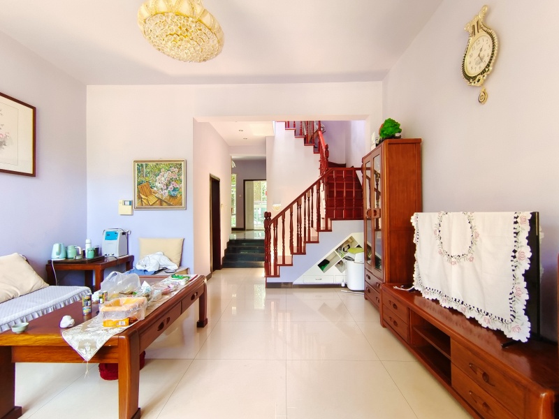 4室2廳4陽(yáng)臺(tái) 滇池衛(wèi)城藍(lán)溪?jiǎng)e墅客廳