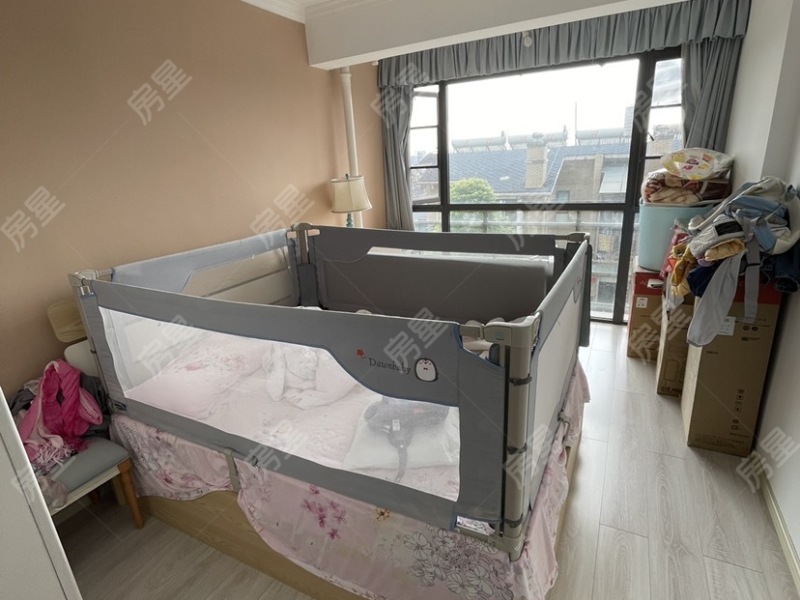 4室2廳4陽(yáng)臺(tái) 城市山別墅臥室