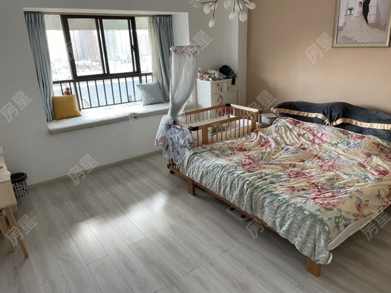 4室2廳4陽(yáng)臺(tái) 城市山別墅臥室