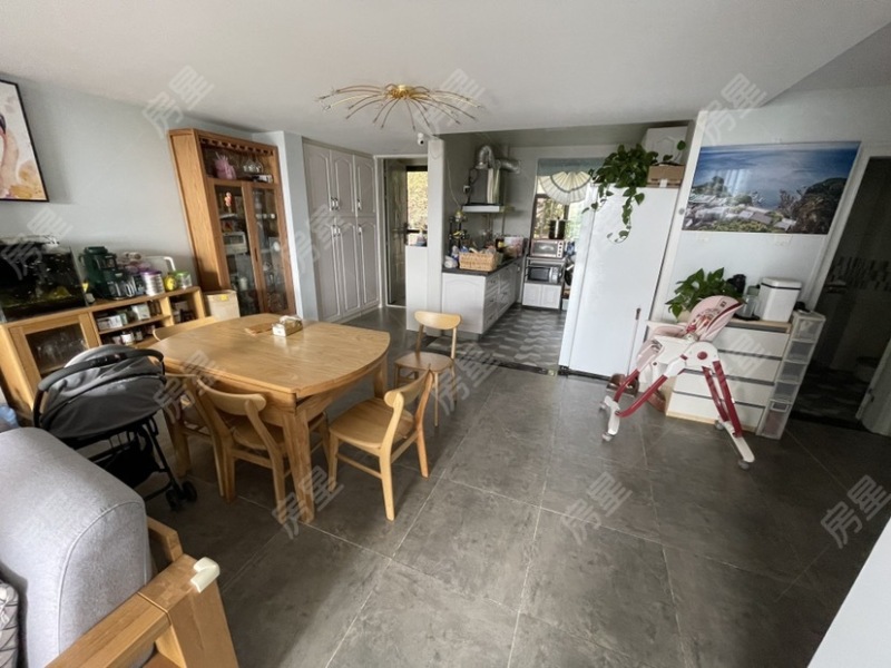 4室2廳4陽(yáng)臺(tái) 城市山別墅餐廳