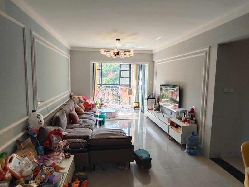 3室2廳2陽臺(tái) 山水融城客廳