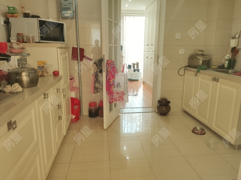 4室2廳2陽臺(tái) 金岸春天客廳