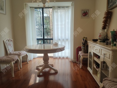 4室2廳2陽臺(tái) 金岸春天客廳