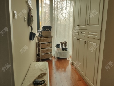 4室2廳2陽臺(tái) 金岸春天客廳