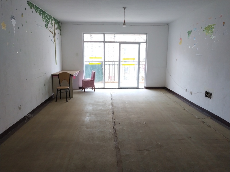 4室2廳3陽臺 海康溫泉花園客廳